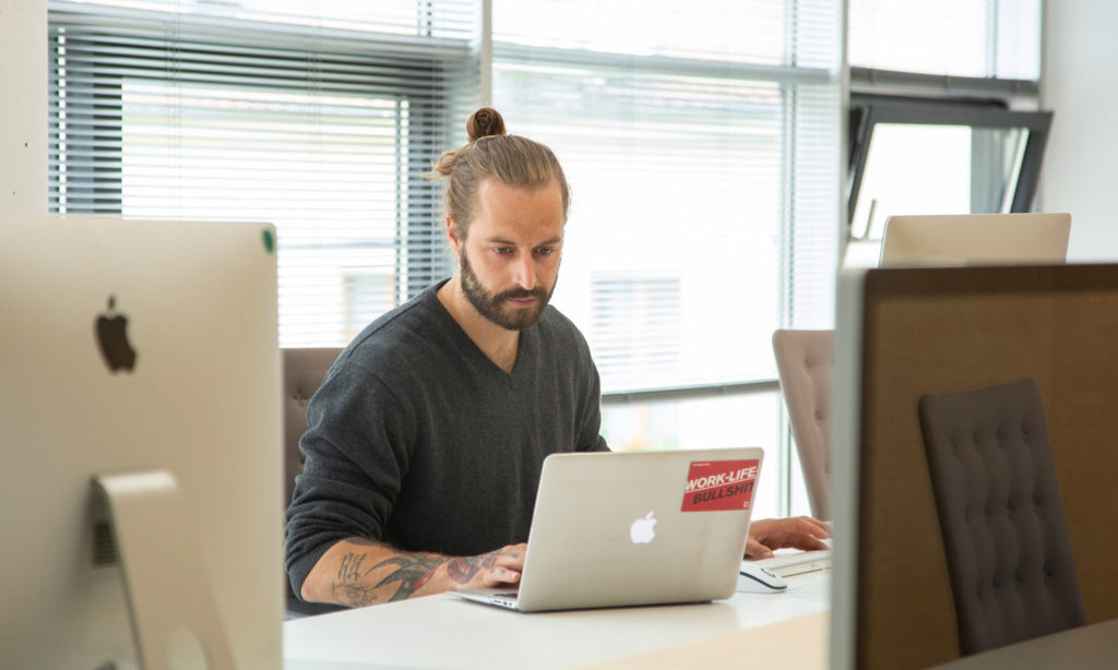 Bild: Laptop und andere Endgeräte in einem Büro von Sankt Oberholz