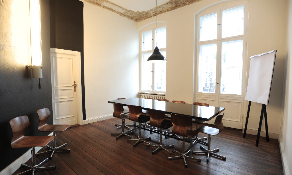 Um zwischen Anreise und Abreise ungestört arbeiten zu können, ist ein Rückzugsort wie das Büro auf Zeit ideal Bild: Ausstattung im Büro auf Zeit