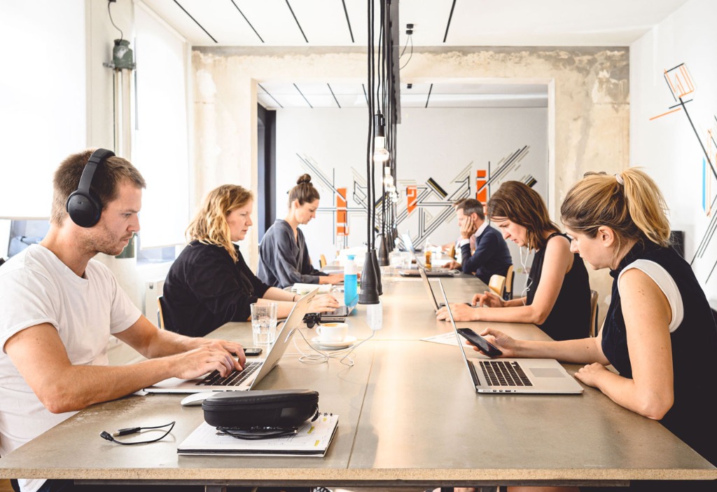 In unseren Coworking Spaces findet offener Austausch zwischen den Mitgliedern statt Bild: Coworking Space in der Zehdenicker Strasse in Berlin Mitte