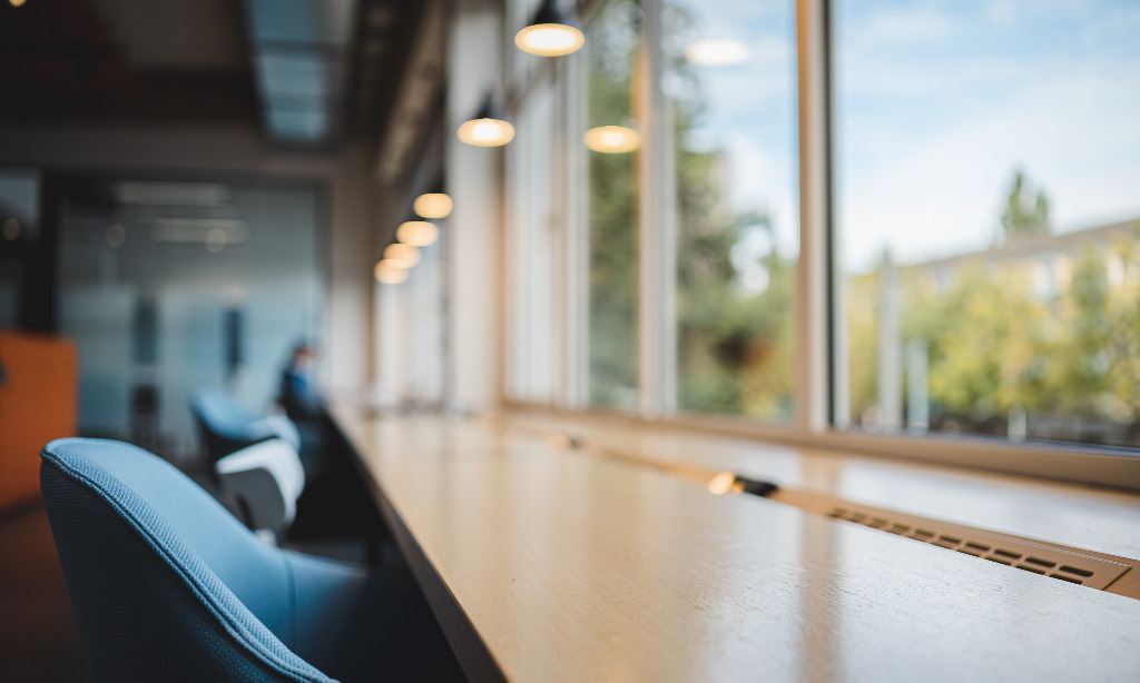 Besonders viel Platz haben Arbeitnehmer*innen beim Coworking zwar nicht, aber der Bedarf kann immer an die Entwicklung des Unternehmens angepasst werden Bild: Coworking Space für Startups