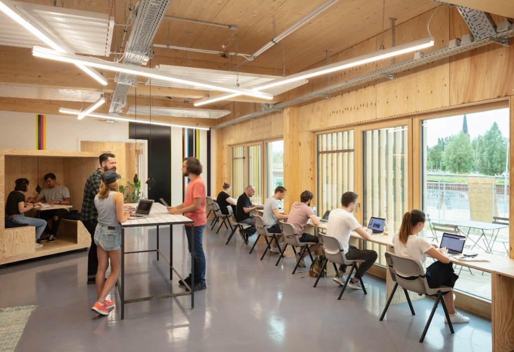 Du erhältst bei Sankt Oberholz die Möglichkeit, Deine Geschäftsadresse am Coworking Space zu registrieren Bild: Fester Arbeitsplatz im Coworking Space