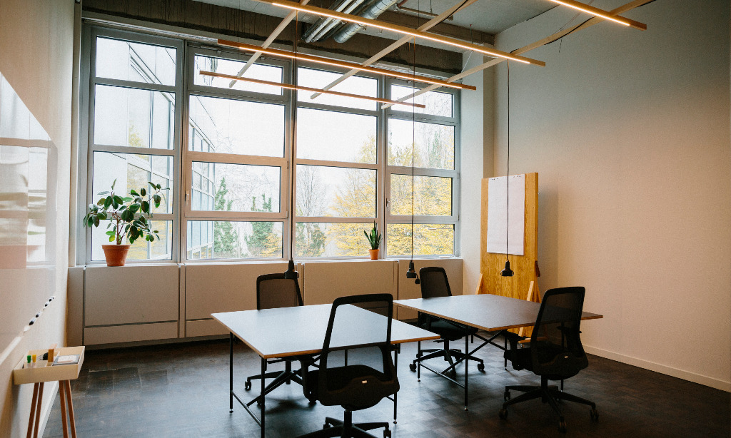 Flex Office bedeutet, dass es keinen festen Arbeitsplatz gibt - die Mitarbeiter*innen arbeiten dort, wo sie sich am wohlsten fühlen Bild: Flex Office in Berlin