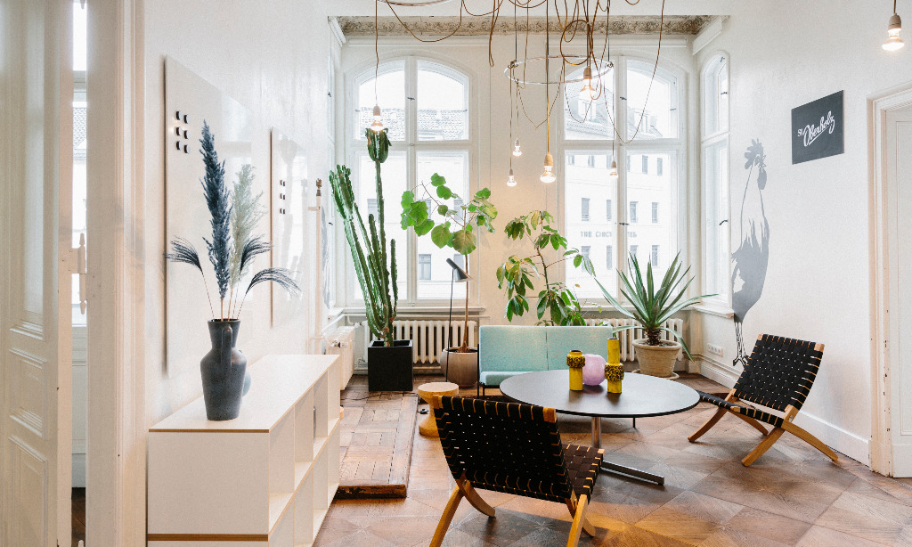 Büros, Immobilien, Coworking Spaces und Event-Locations für jeden Bedarf in Berlin-Mitte Bild: Helle Immobilie in Berlin MItte
